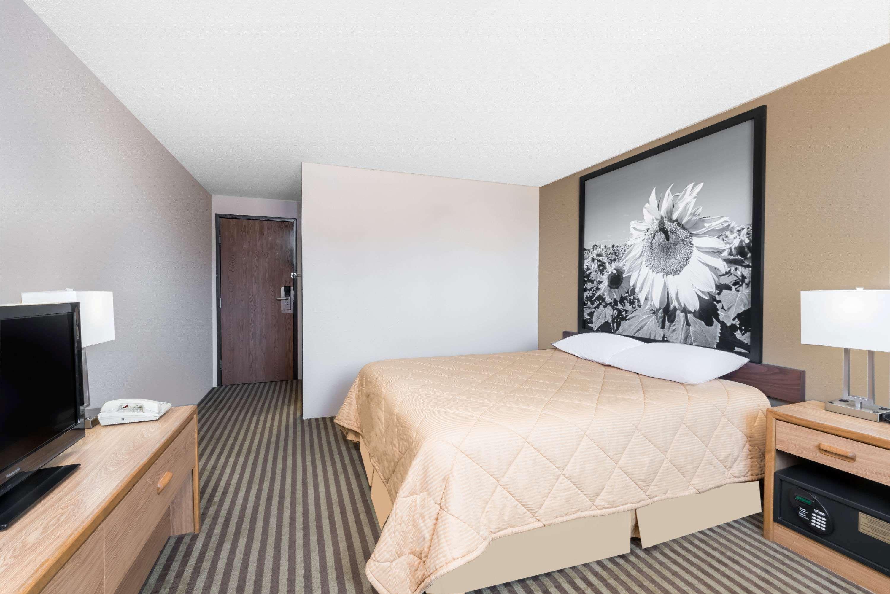 Super 8 By Wyndham Bowman Otel Dış mekan fotoğraf