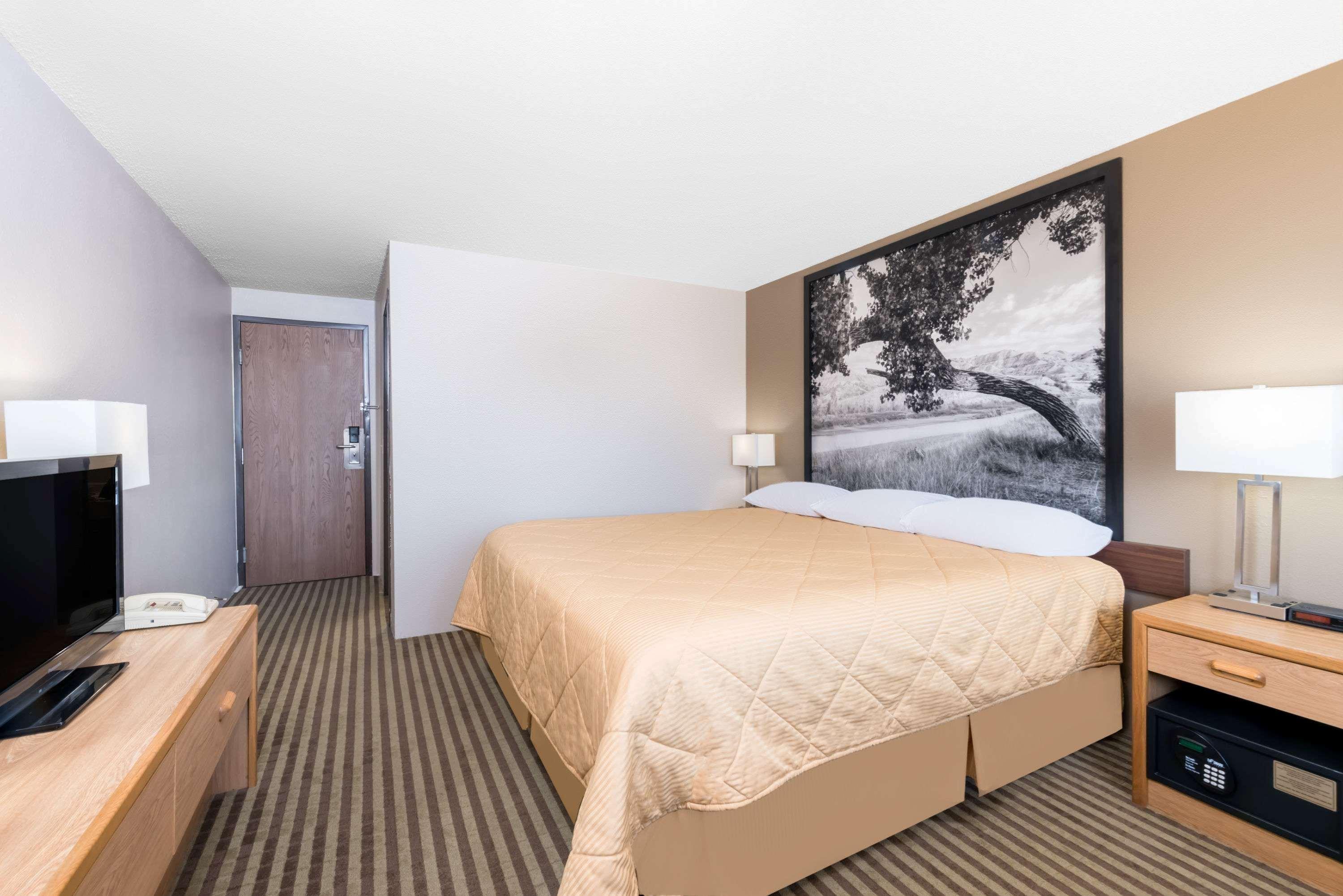 Super 8 By Wyndham Bowman Otel Dış mekan fotoğraf