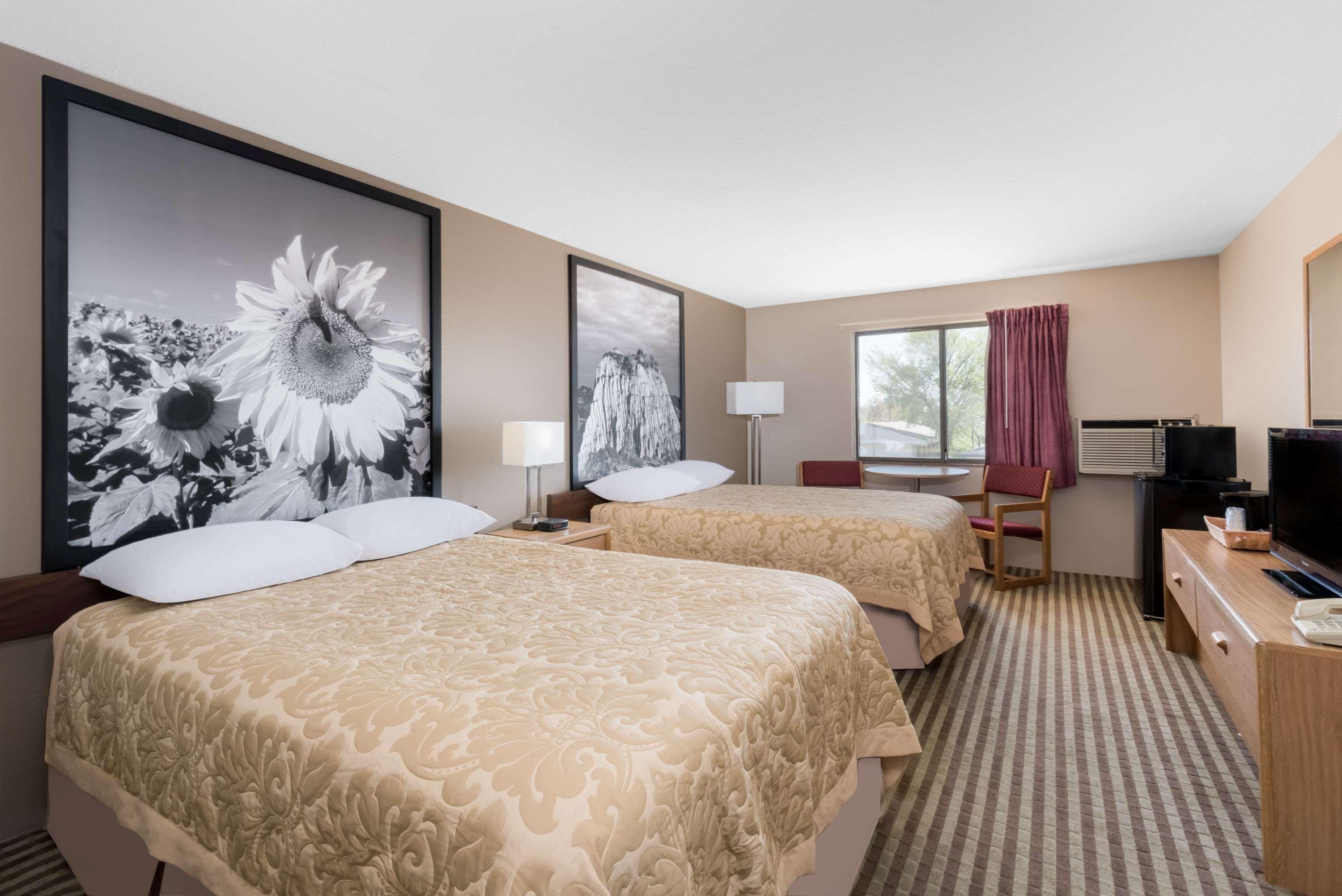 Super 8 By Wyndham Bowman Otel Dış mekan fotoğraf