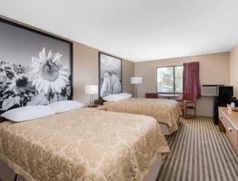 Super 8 By Wyndham Bowman Otel Dış mekan fotoğraf